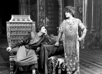 women-theatre