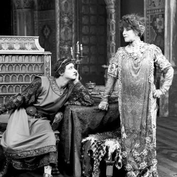 women-theatre