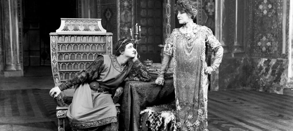 women-theatre